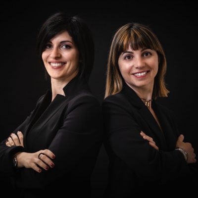 Avvocati Paola Gallozzi e Alessandra Fischetti che indossano un tailleur nero